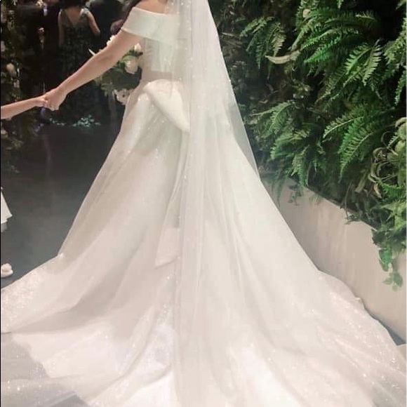 Chung Thanh Phong wedding dress - Picture 3 of 3